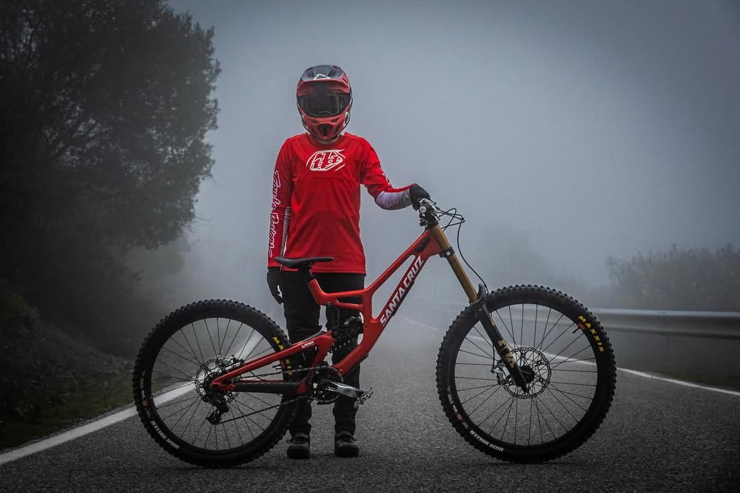 Tess downhill MTB photo 4