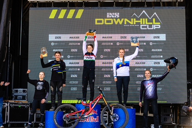 Tess downhill MTB photo 6